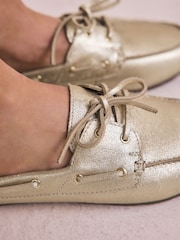zlata (barva); zlato - Usnjeni natikači z okroglim sprednjim delom Forever Comfort® - Slika 4 iz 9