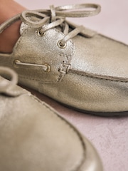 zlata (barva); zlato - Usnjeni natikači z okroglim sprednjim delom Forever Comfort® - Slika 5 iz 9