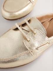 zlata (barva); zlato - Usnjeni natikači z okroglim sprednjim delom Forever Comfort® - Slika 8 iz 9