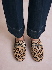 Leopardji potisk - Usnjeni natikači s kovinskim detajlom Forever Comfort® - Slika 1 iz 11