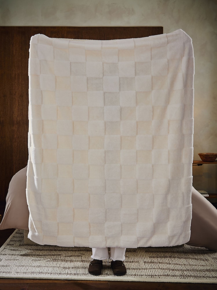 Ivory Jasper Checkerboard Cosy Fleece Reverse Throw - Image 4 of 5