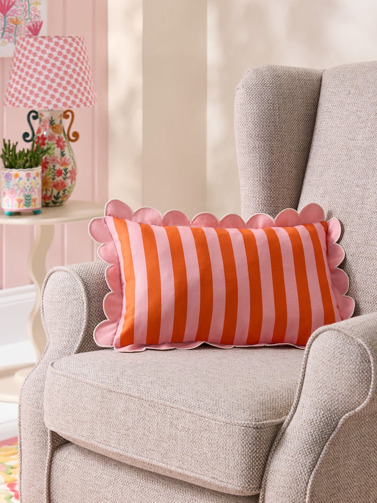 Lucy Tiffney Campion Floral Print Scallop Edge Cushion - Imagen 2 de 3