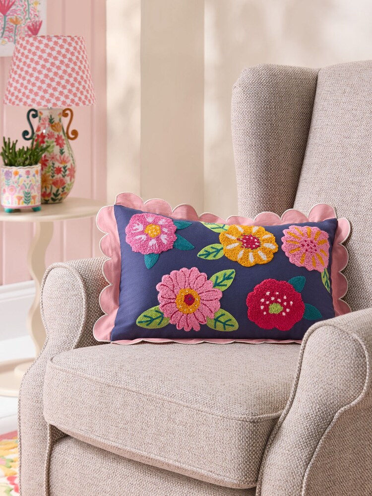 Lucy Tiffney Campion Floral Print Scallop Edge Cushion - Imagen 3 de 3