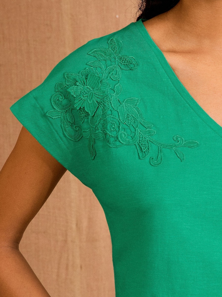 Love & Roses Green Lace Detail Jersey V-Neck T-Shirt - Image 2 of 4 Love & Roses Green Lace Detail Jersey V-Neck T-Shirt - Image 2 of 4