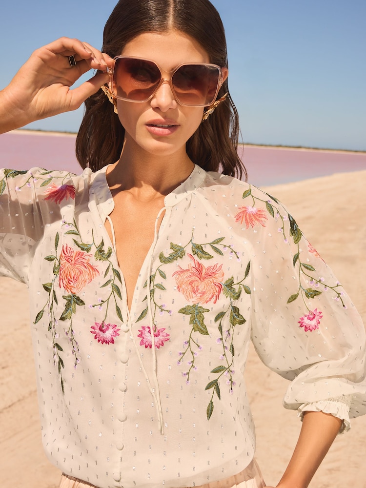 Elfenbein - V&A I Love & Roses Floral Print Embroidered Metallic 3/4 Sleeve V-Neckline Blouse - Image 2 of 4