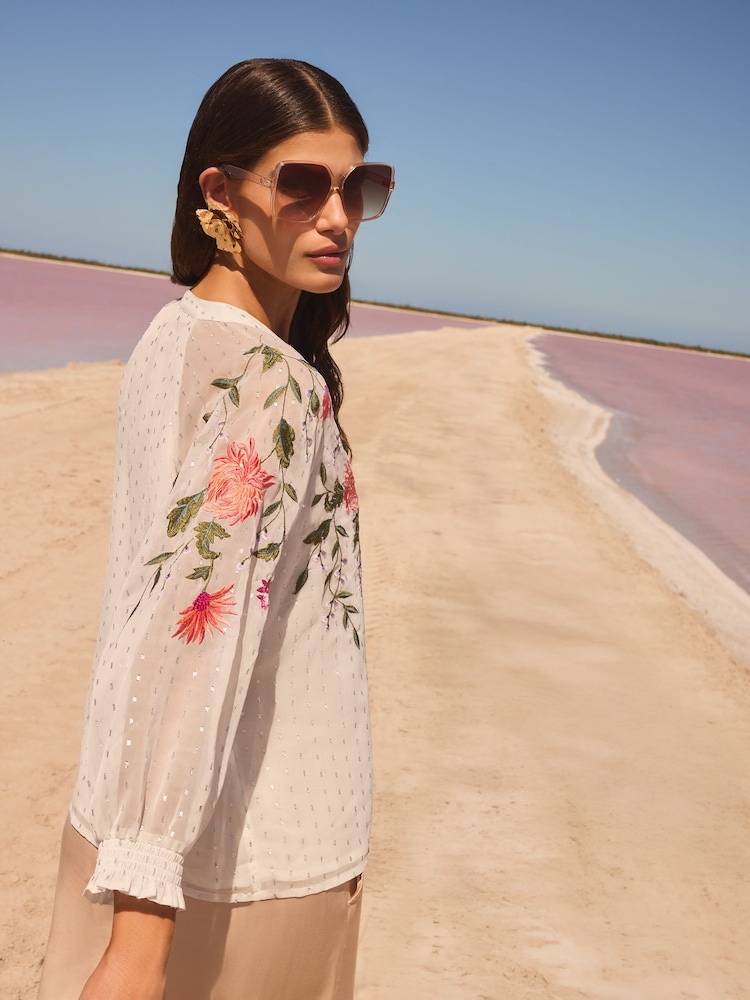 Elfenbein - V&A I Love & Roses Floral Print Embroidered Metallic 3/4 Sleeve V-Neckline Blouse - Image 4 of 4