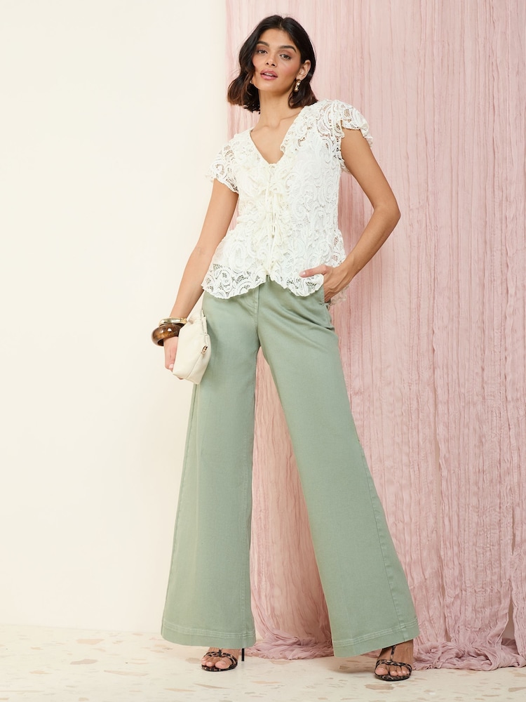 Creme - Friends Like These Lace Ruffle Short Sleeve Blouse - Bild 2 von 4 Creme - Friends Like These Lace Ruffle Short Sleeve Blouse - Bild 2 von 4