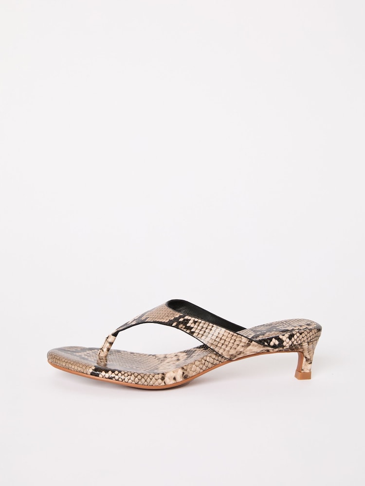 Estampado de serpiente - Sandalias tipo chinela de tacón bajo con tira al dedo Comfort de Friends Like These - Imagen 5 de 5 Estampado de serpiente - Sandalias tipo chinela de tacón bajo con tira al dedo Comfort de Friends Like These - Imagen 5 de 5