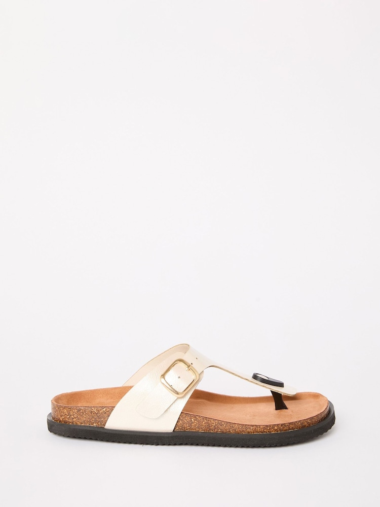 Dorado - Friends Like These Toe Thong Comfort Footbed Flat Sandals - Imagen 2 de 5 Dorado - Friends Like These Toe Thong Comfort Footbed Flat Sandals - Imagen 2 de 5