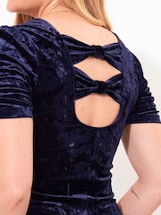 Joe Browns Skater-Minikleid aus Crushed-Samt mit Schleife hinten - Bild 4 von 6