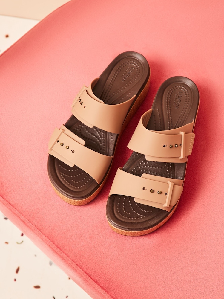 بني فاتح - صندل بكعب عريض بنعل فلين مزيّن بإبزيم موديل Brooklyn من Crocs - صورة 2 من 10 بني فاتح - صندل بكعب عريض بنعل فلين مزيّن بإبزيم موديل Brooklyn من Crocs - صورة 2 من 10