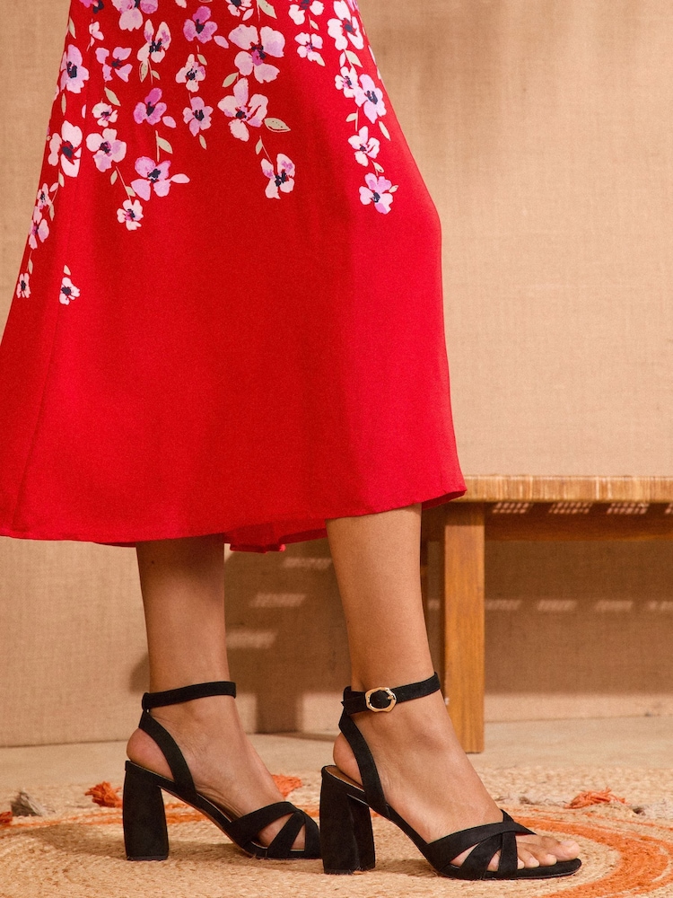Schwarz - Love & Roses – Sandalen aus Wildlederimitat mit ausgestelltem Blockabsatz - Bild 2 von 5 Schwarz - Love & Roses – Sandalen aus Wildlederimitat mit ausgestelltem Blockabsatz - Bild 2 von 5