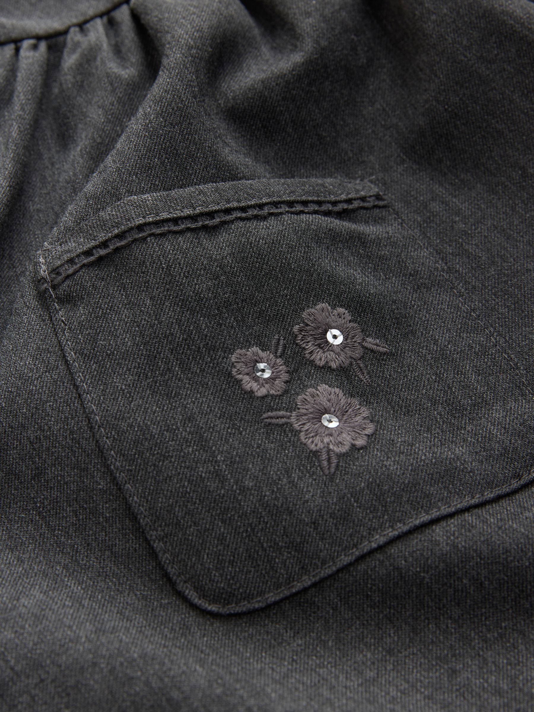 Next：日本 グレー - ボタンフロント 刺繍入り ピナフォア スクール