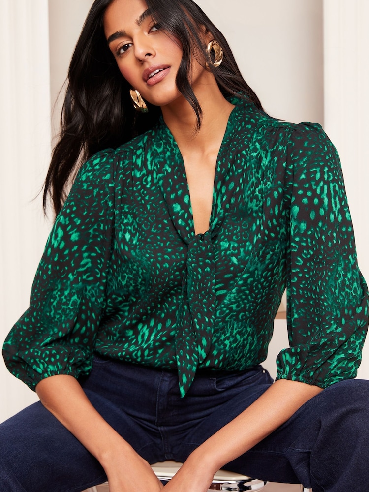 Verde - Blusa con manga 3/4 con lazo en la parte delantera y cuello de pico de Friends Like These - Imagen 1 de 4 Verde - Blusa con manga 3/4 con lazo en la parte delantera y cuello de pico de Friends Like These - Imagen 1 de 4