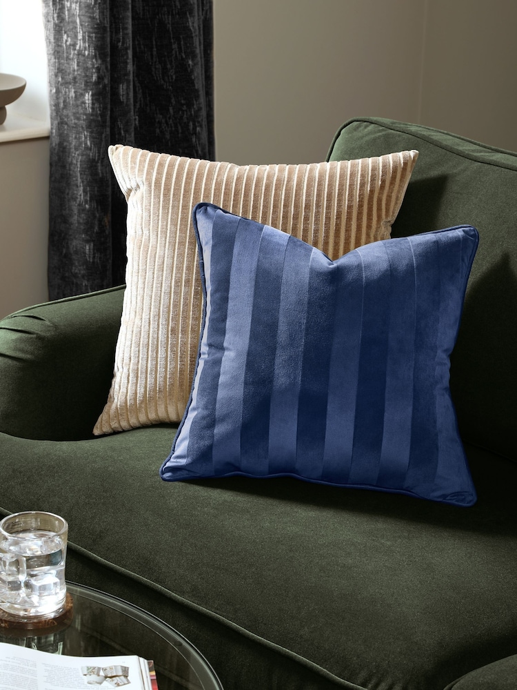 Paoletti Regency Stripe Velvet Fibre Filled Cushion - תמונה 1 מתוך 4 Paoletti Regency Stripe Velvet Fibre Filled Cushion - תמונה 1 מתוך 4