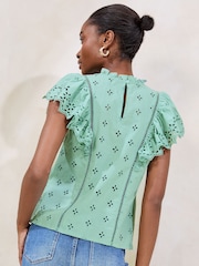 Verde - Lipsy Broderie Ruffle 100% Cotton T-Shirt - Imagen 4 de 4