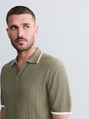 أخضر - قميص بولو تلبيس قياسي بياقة Trophy وأكمام قصيرة من نسيج مضلّع TENCEL™ مع أطراف مقلّمة - صورة 4 من 7