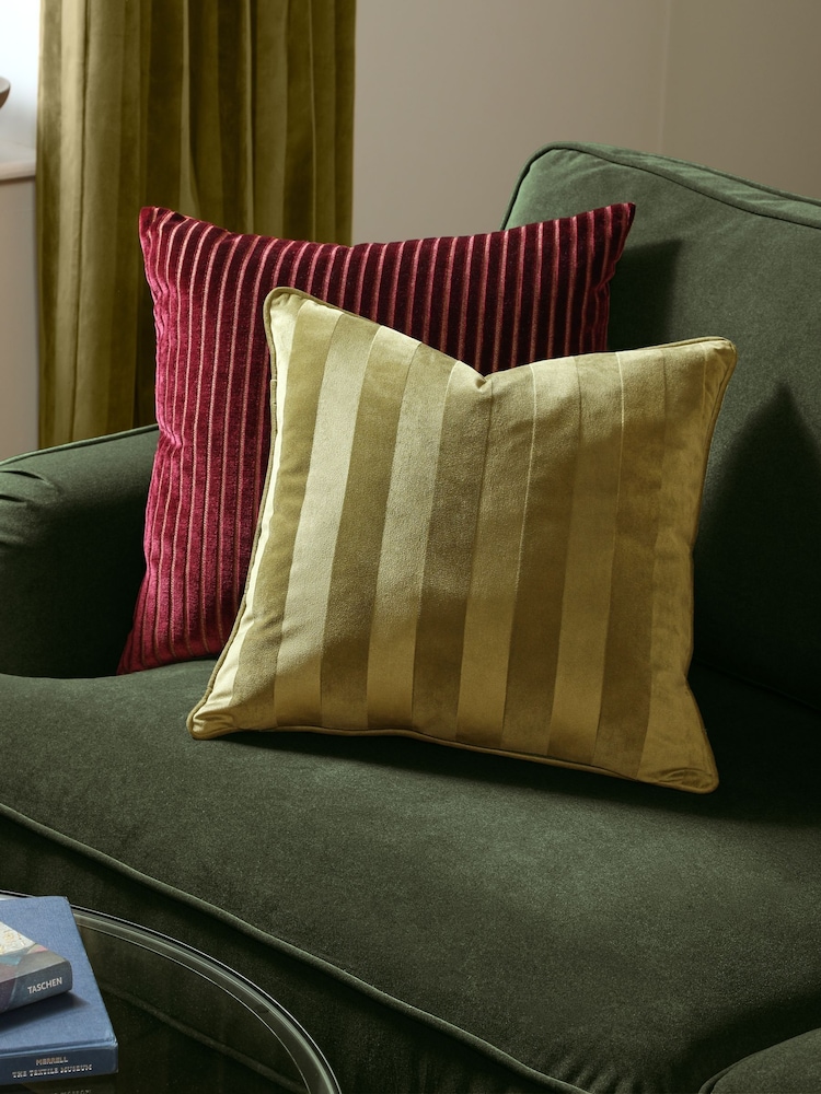 Paoletti Regency Stripe Velvet Fibre Filled Cushion - תמונה 1 מתוך 4 Paoletti Regency Stripe Velvet Fibre Filled Cushion - תמונה 1 מתוך 4