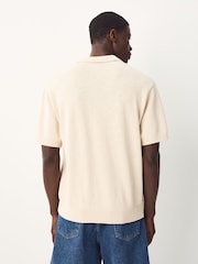 Branco Ecru - Relaxed Fit Short Sleeve Printed Button-Through Polo Shirt - Imagem 2 de 7