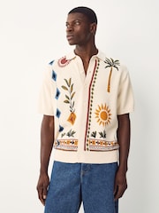 Branco Ecru - Relaxed Fit Short Sleeve Printed Button-Through Polo Shirt - Imagem 3 de 7