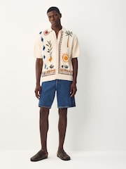 Branco Ecru - Relaxed Fit Short Sleeve Printed Button-Through Polo Shirt - Imagem 4 de 7