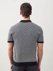 Preto/Branco - Camisas polo de malha com padrão geométrico e manga curta, corte regular - Imagem 4 de 8