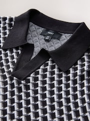 Preto/Branco - Camisas polo de malha com padrão geométrico e manga curta, corte regular - Imagem 7 de 8