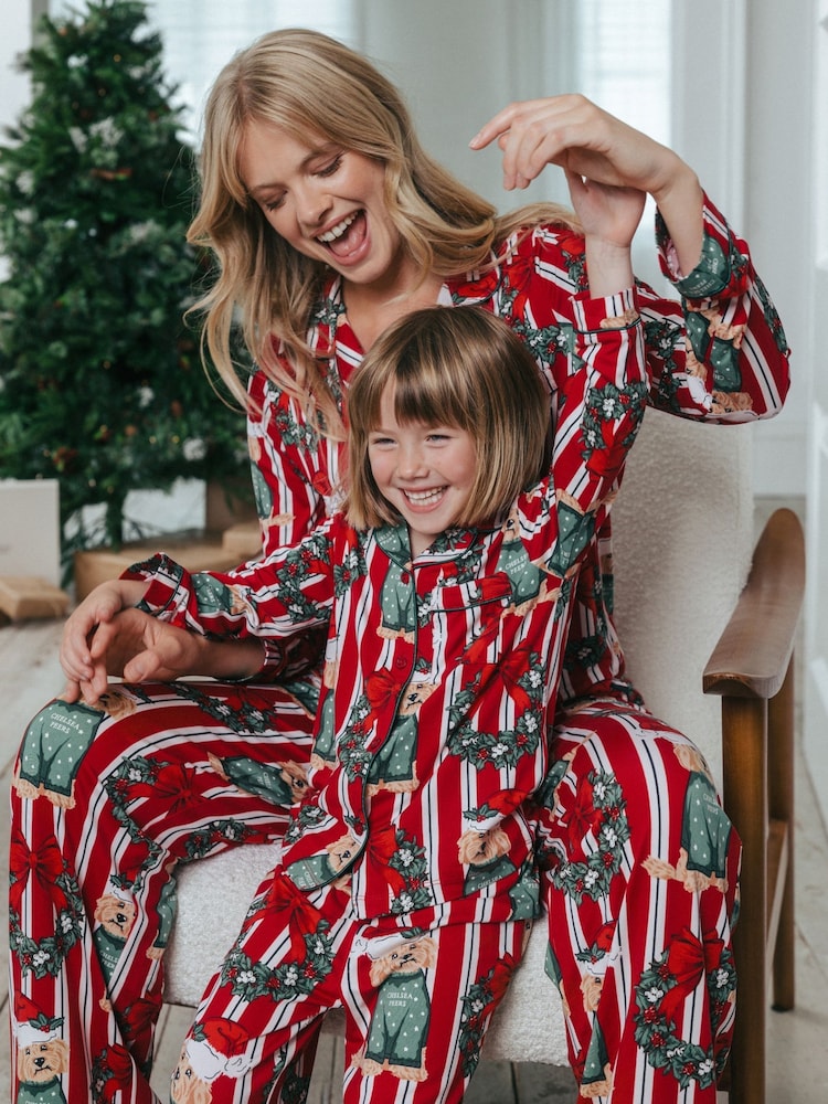 Chelsea Peers – Langes Pyjama-Set mit weihnachtlichem Hunde- und Kranz-Print - Bild 2 von 5 Chelsea Peers – Langes Pyjama-Set mit weihnachtlichem Hunde- und Kranz-Print - Bild 2 von 5