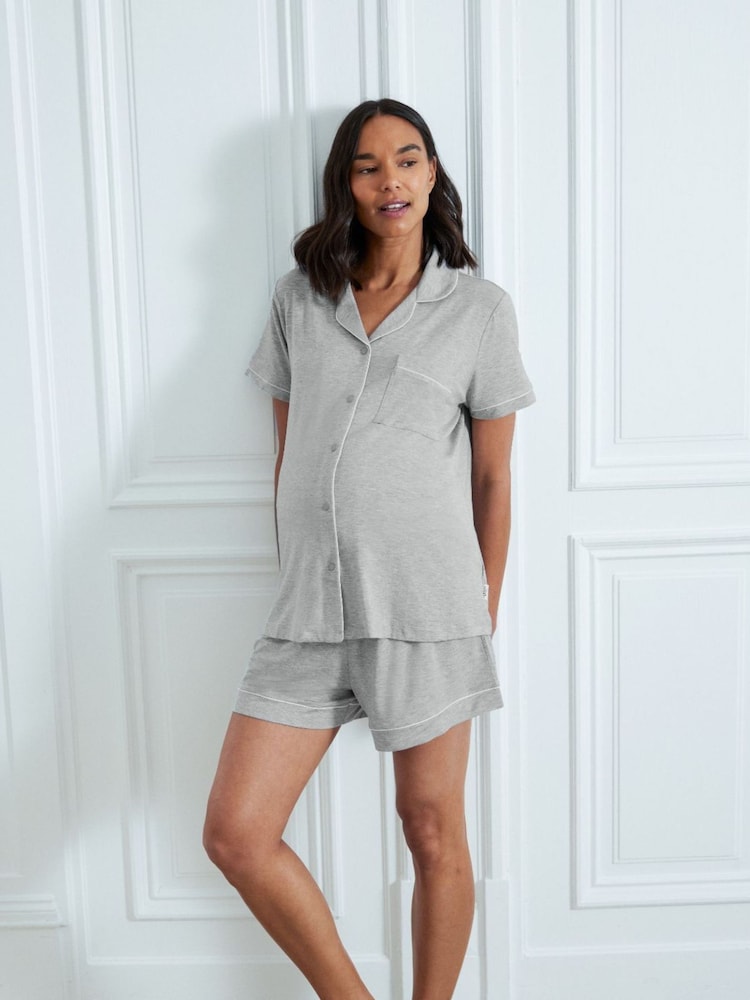 Grau - Chelsea Peers Maternity TENCEL™ Modal Short Button Up Pyjamas Set - Bild 1 von 5 Grau - Chelsea Peers Maternity TENCEL™ Modal Short Button Up Pyjamas Set - Bild 1 von 5