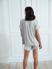 رمادي - طقم بيجامة شورت بأزرار كاملة من نسيج مودال ™Tencel للحوامل من Chelsea Peers - صورة 2 من 5