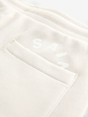Hellgrau - smALLSAINTS – Jogginghose „Tierra“ mit geradem Beinabschluss und Logo - Bild 9 von 12
