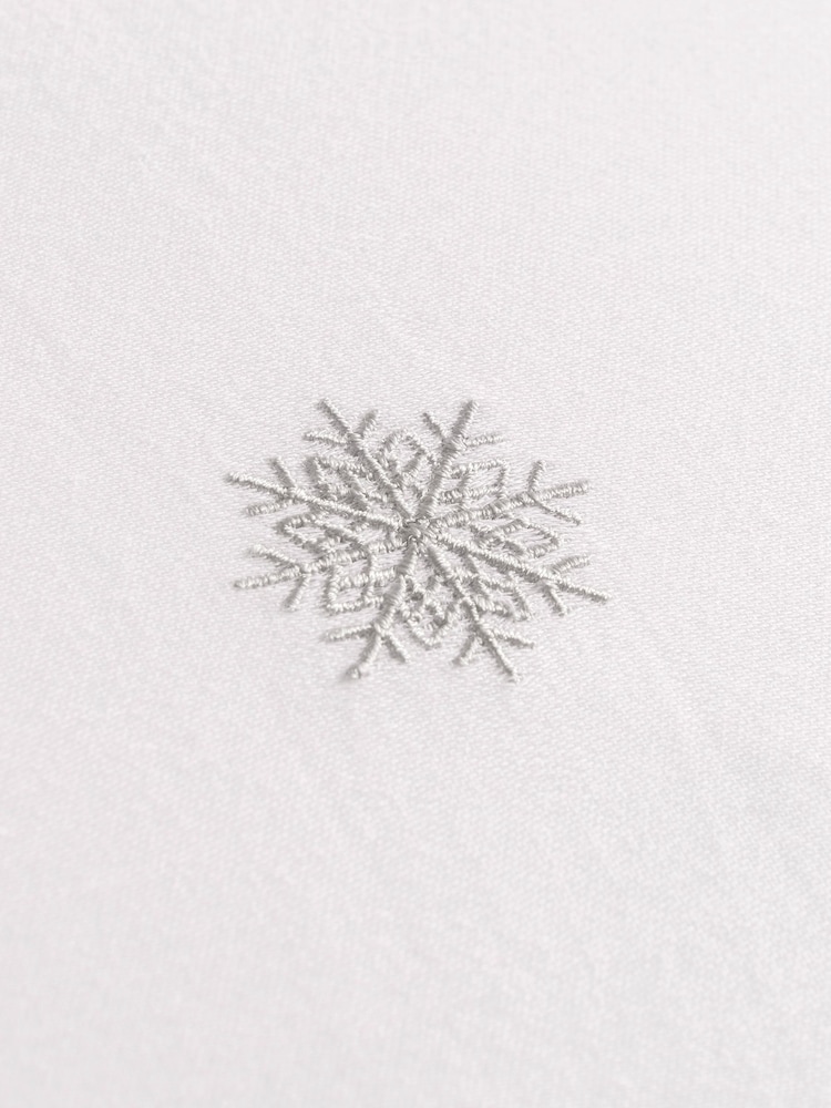 Juego de funda de edredón de algodón 100 % con diseño bordado con copos de nieve de Copenhagen Home - Imagen 3 de 3