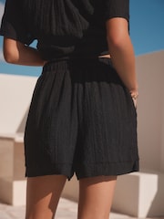 Schwarz - Urlaubs-Shorts mit Lochstickerei - Bild 5 von 7