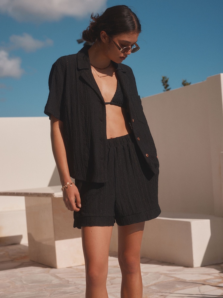 Schwarz - Urlaubs-Shorts mit Lochstickerei - Bild 7 von 7