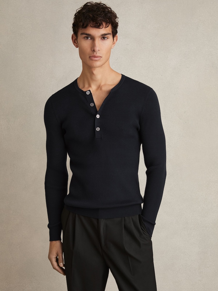 Marineblau - Reiss – Ashwell – Rippenstrick-Henley-Pullover - Bild 1 von 6 Marineblau - Reiss – Ashwell – Rippenstrick-Henley-Pullover - Bild 1 von 6