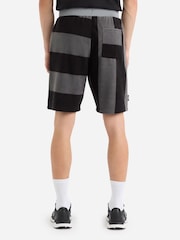 Pantalones cortos con diseño de paneles de Umbro - Imagen 2 de 4