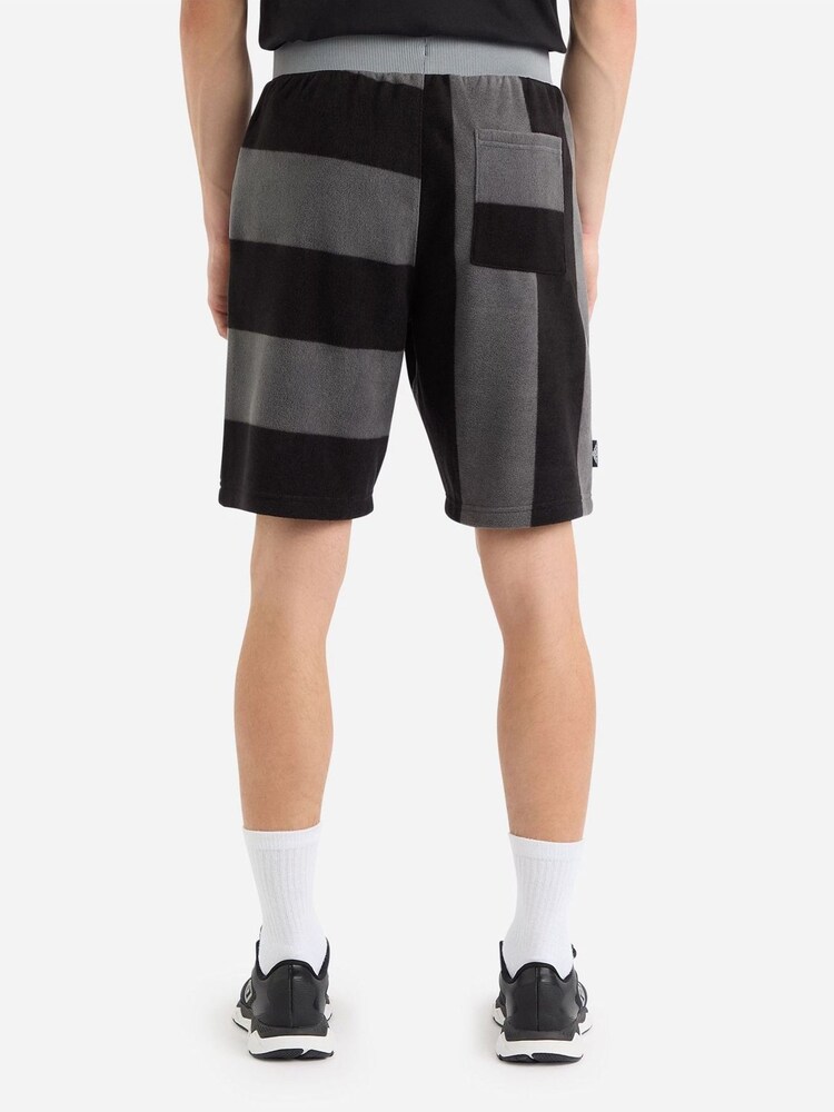 Pantalones cortos con diseño de paneles de Umbro - Imagen 2 de 4