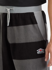 Pantalones cortos con diseño de paneles de Umbro - Imagen 3 de 4