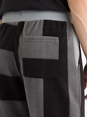 Pantalones cortos con diseño de paneles de Umbro - Imagen 4 de 4