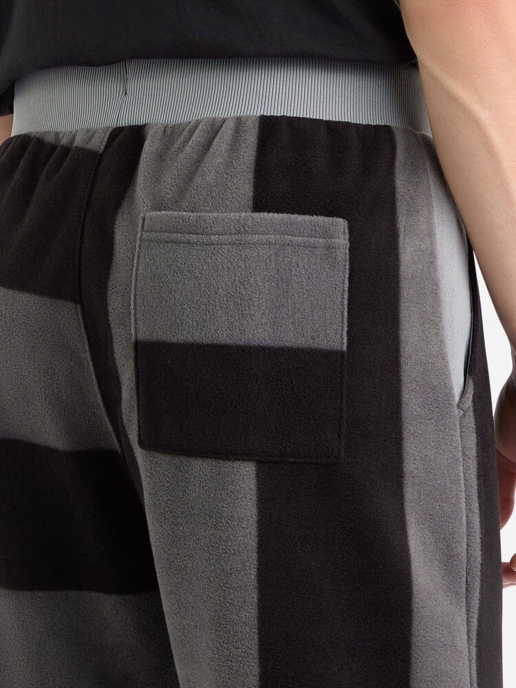 Pantalones cortos con diseño de paneles de Umbro - Imagen 4 de 4