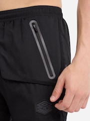 Negro - Pantalones cortos deportivos Elite Pro Hybrid de Umbro - Imagen 4 de 5