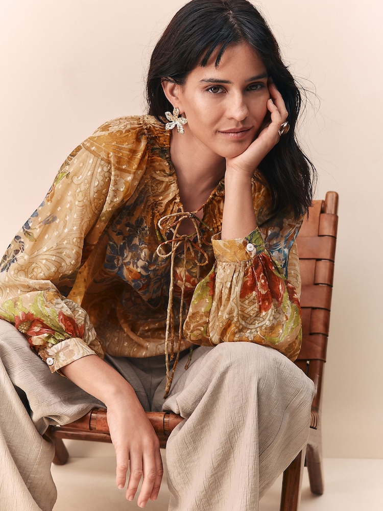 Peach Floral Print - Durchsichtige, langärmelige Bluse mit Krawattenausschnitt - Bild 1 von 8 Peach Floral Print - Durchsichtige, langärmelige Bluse mit Krawattenausschnitt - Bild 1 von 8