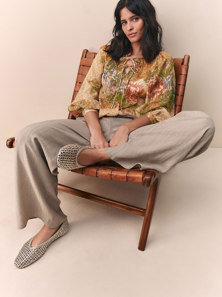 Peach Floral Print - Durchsichtige, langärmelige Bluse mit Krawattenausschnitt - Bild 2 von 8 Peach Floral Print - Durchsichtige, langärmelige Bluse mit Krawattenausschnitt - Bild 2 von 8