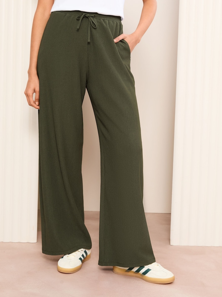 Khakigrün - Friends Like These Jerseyhose mit Knittereffekt und weitem Bein - Bild 1 von 4 Khakigrün - Friends Like These Jerseyhose mit Knittereffekt und weitem Bein - Bild 1 von 4