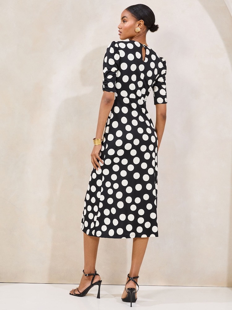 Lunares monocromáticos - Vestido midi de punto con escote en forma de cerradura de Lipsy - Imagen 4 de 4