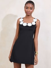 Lipsy Minikleid mit weitem Rockteil und 3D-Floraldetail - Image 1 of 4