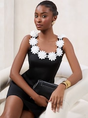 Lipsy Minikleid mit weitem Rockteil und 3D-Floraldetail - Image 2 of 4