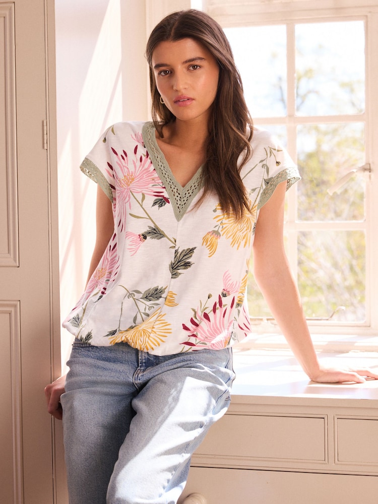 Kew Collection Ecru/Pink Print - Short Sleeve Lace V-Neck Bubblehem 100% Cotton Top - Bild 1 von 6 Kew Collection Ecru/Pink Print - Short Sleeve Lace V-Neck Bubblehem 100% Cotton Top - Bild 1 von 6