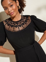 Vestido curto de malha Friends Like These com decote em renda e manga bufante - Imagem 2 de 4