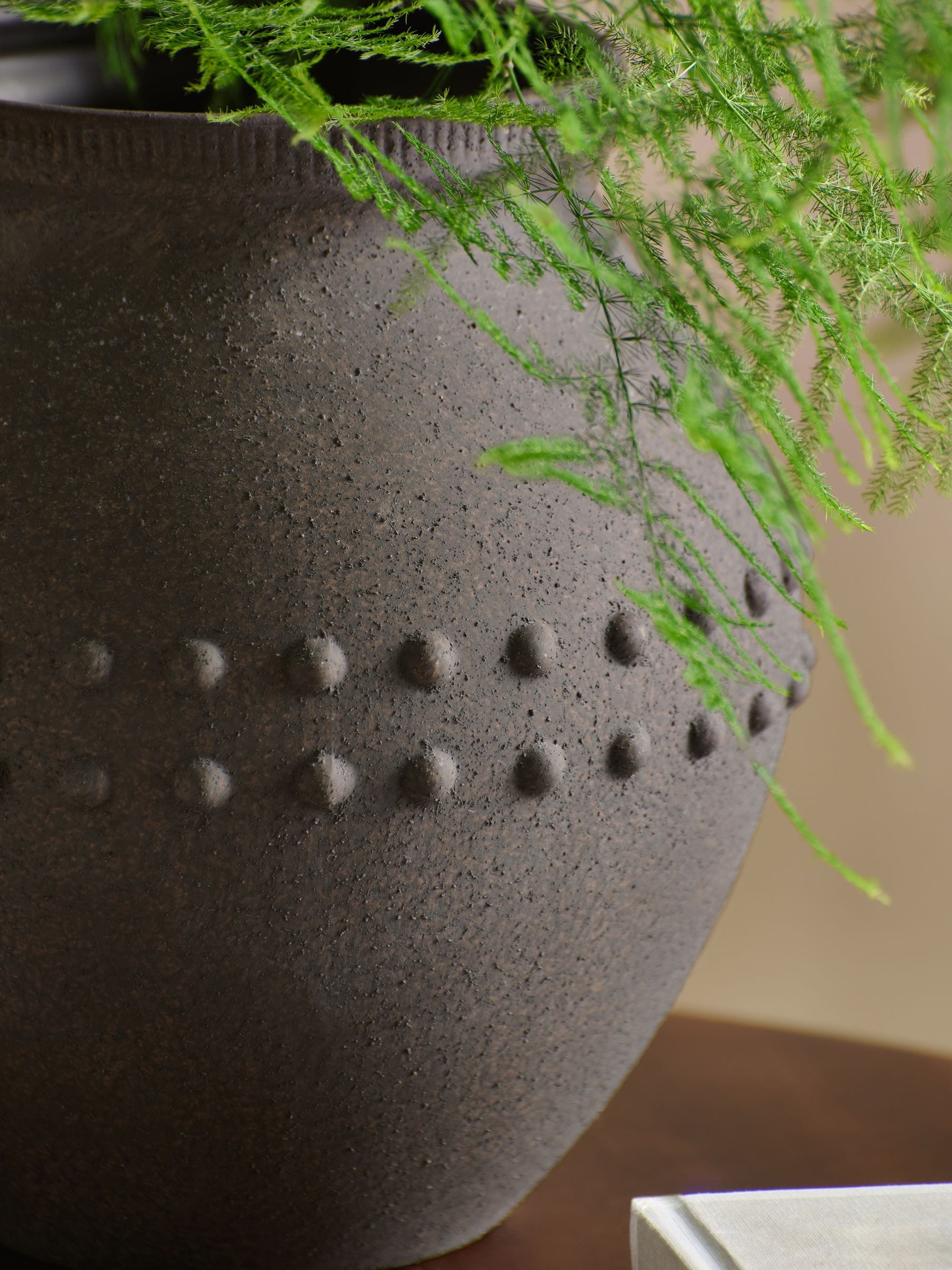 Next：日本 Loxley テクスチャード セラミック 花瓶 from Next Japan